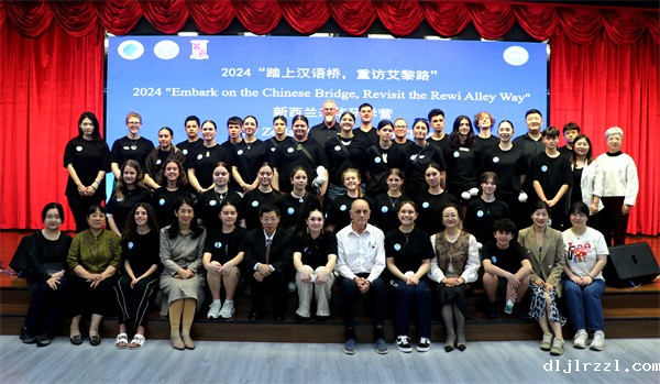 66fa2d3685987.jpg 合影.jpg